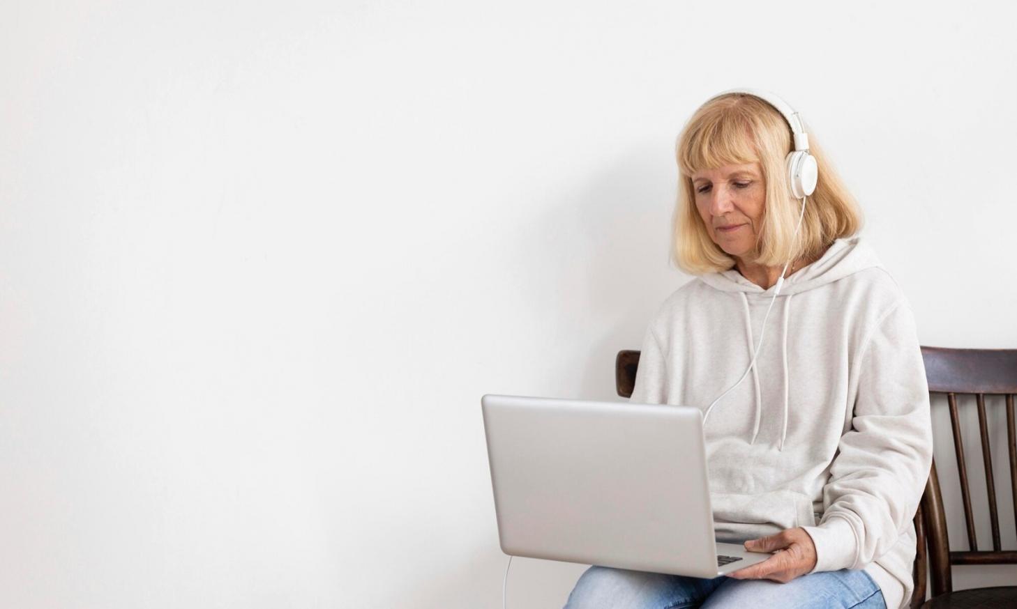 Análise financeira detalhada com documentos e gráficos sobre mesa de trabalho