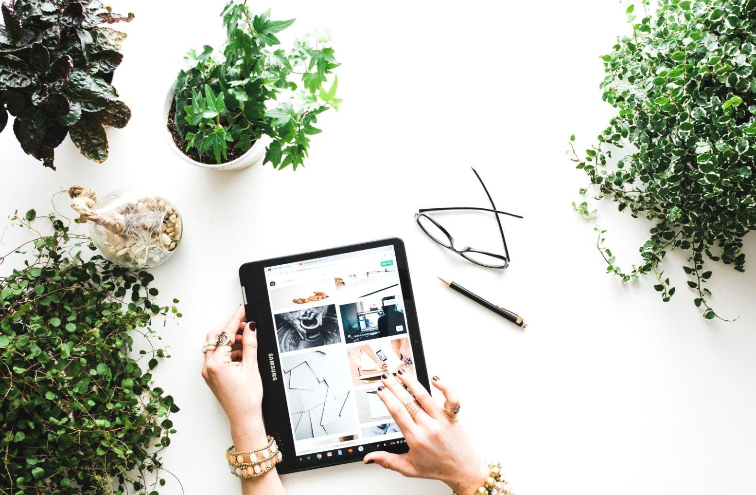 Profissionais analisando dados financeiros em ambiente de trabalho colaborativo