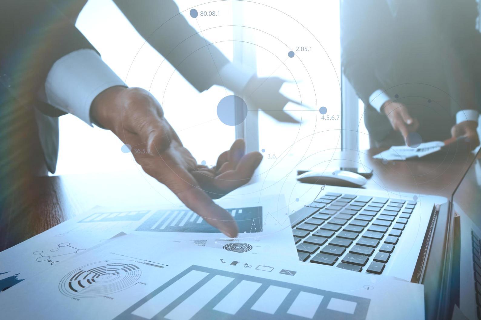 Ambiente profissional de consultoria financeira com foco em trabalho colaborativo