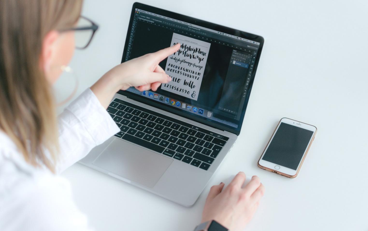 Reunião de análise financeira com equipa de consultores